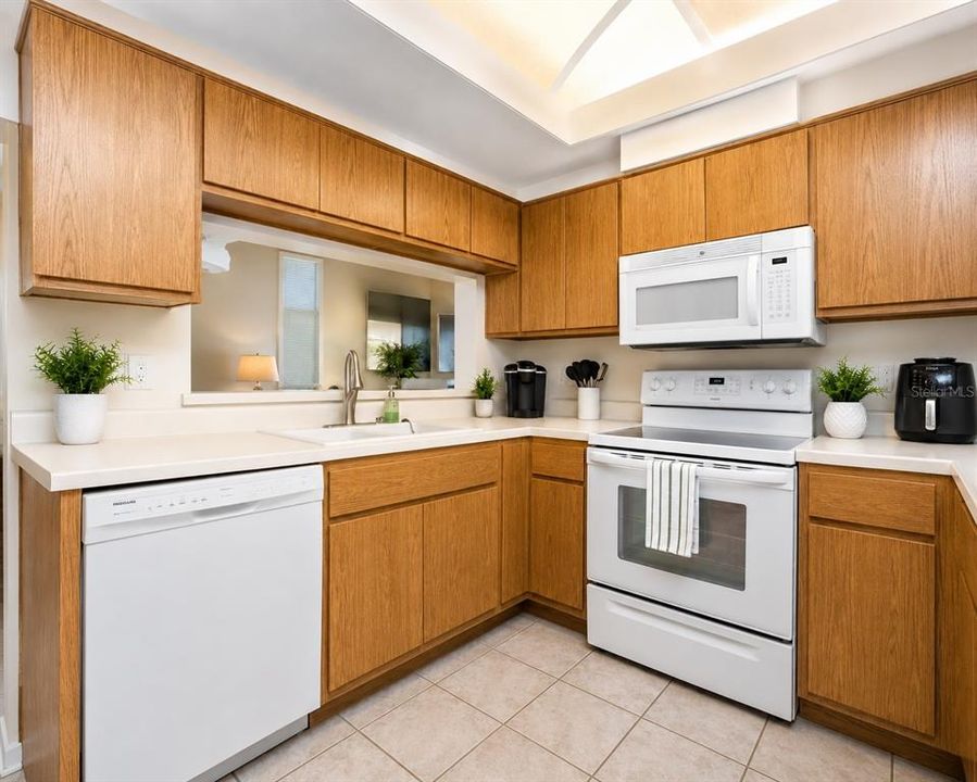 Active With Contract: $235,000 (2 beds, 2 baths, 1223 Square Feet)