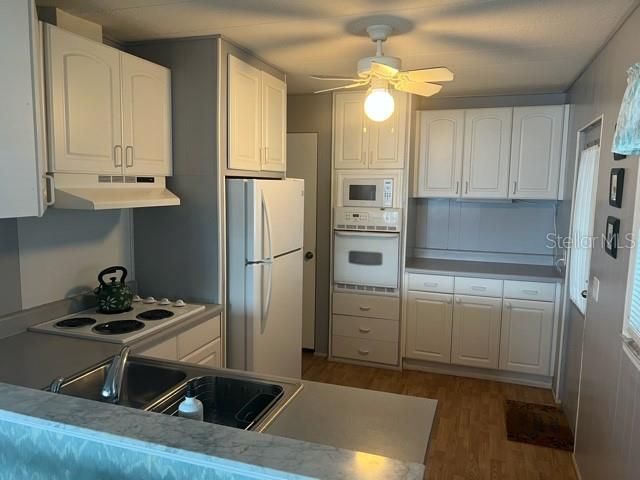 Active With Contract: $166,500 (2 beds, 2 baths, 1056 Square Feet)