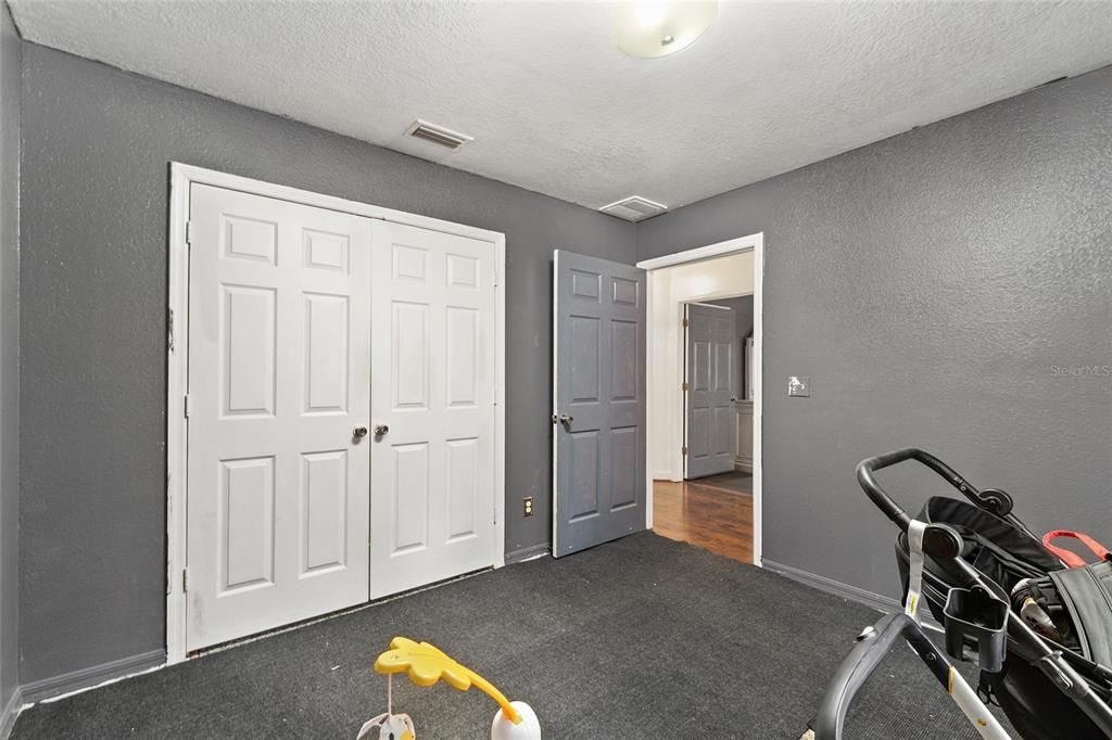 合同活跃: $180,000 (4 贝兹, 2 浴室, 1618 平方英尺)