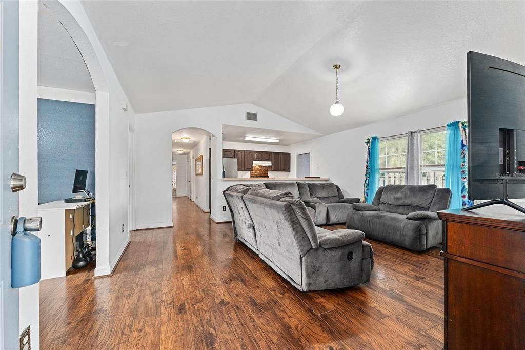 合同活跃: $180,000 (4 贝兹, 2 浴室, 1618 平方英尺)