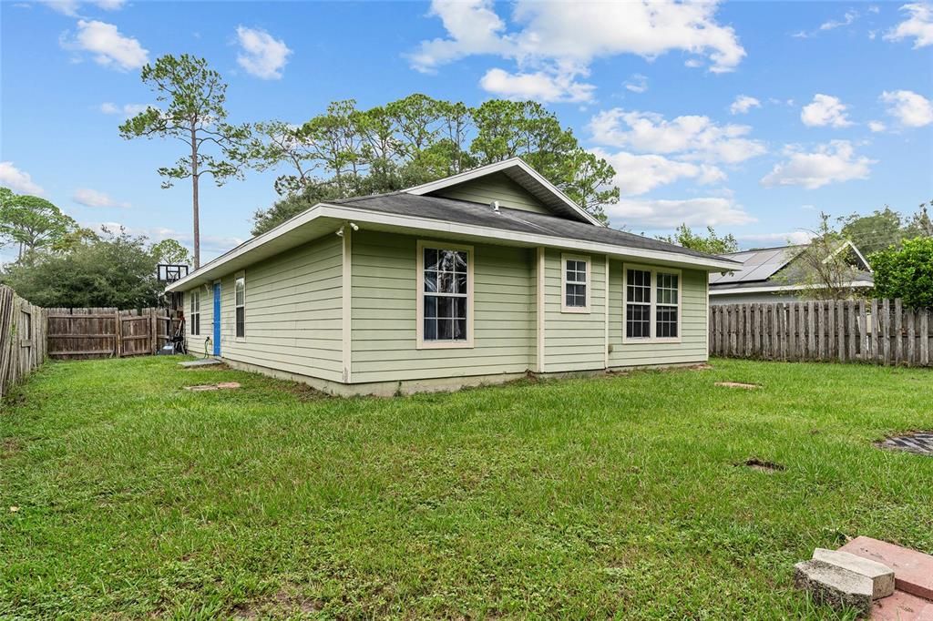 合同活跃: $180,000 (4 贝兹, 2 浴室, 1618 平方英尺)