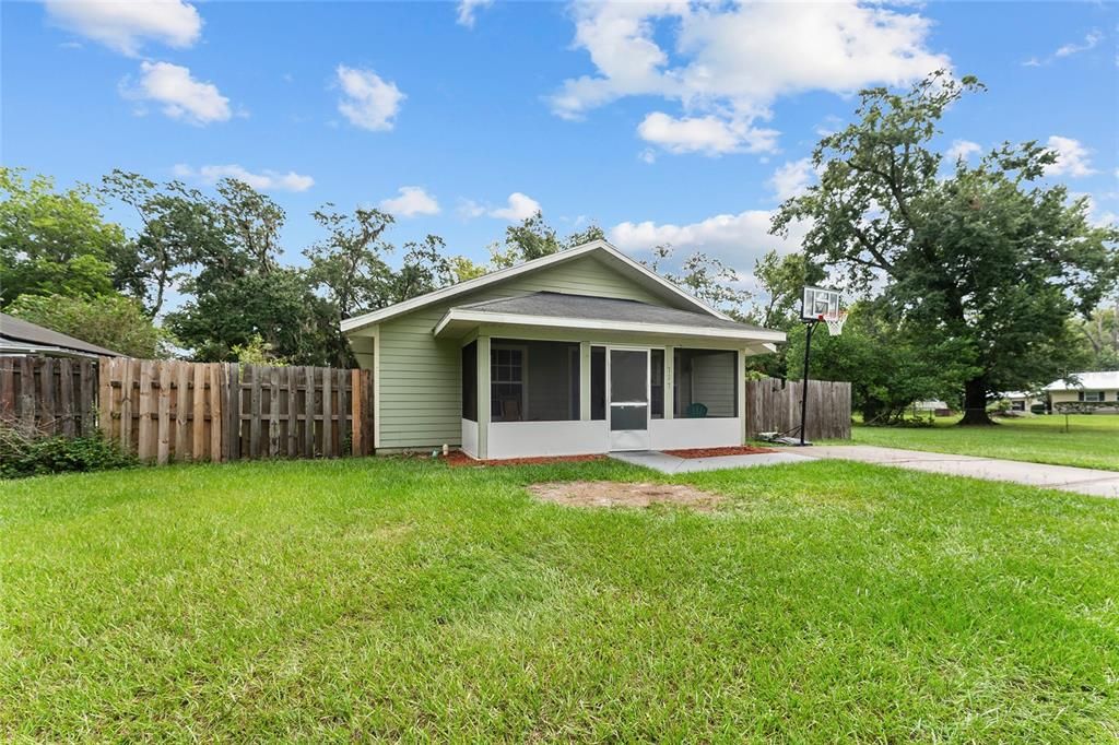 合同活跃: $180,000 (4 贝兹, 2 浴室, 1618 平方英尺)