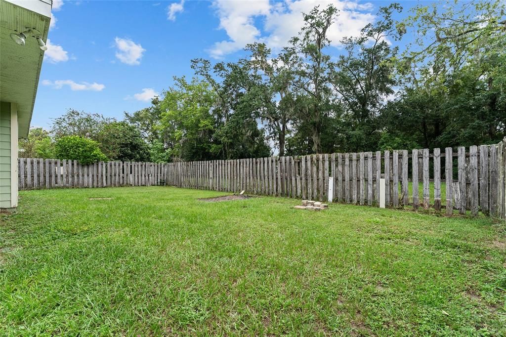 合同活跃: $180,000 (4 贝兹, 2 浴室, 1618 平方英尺)