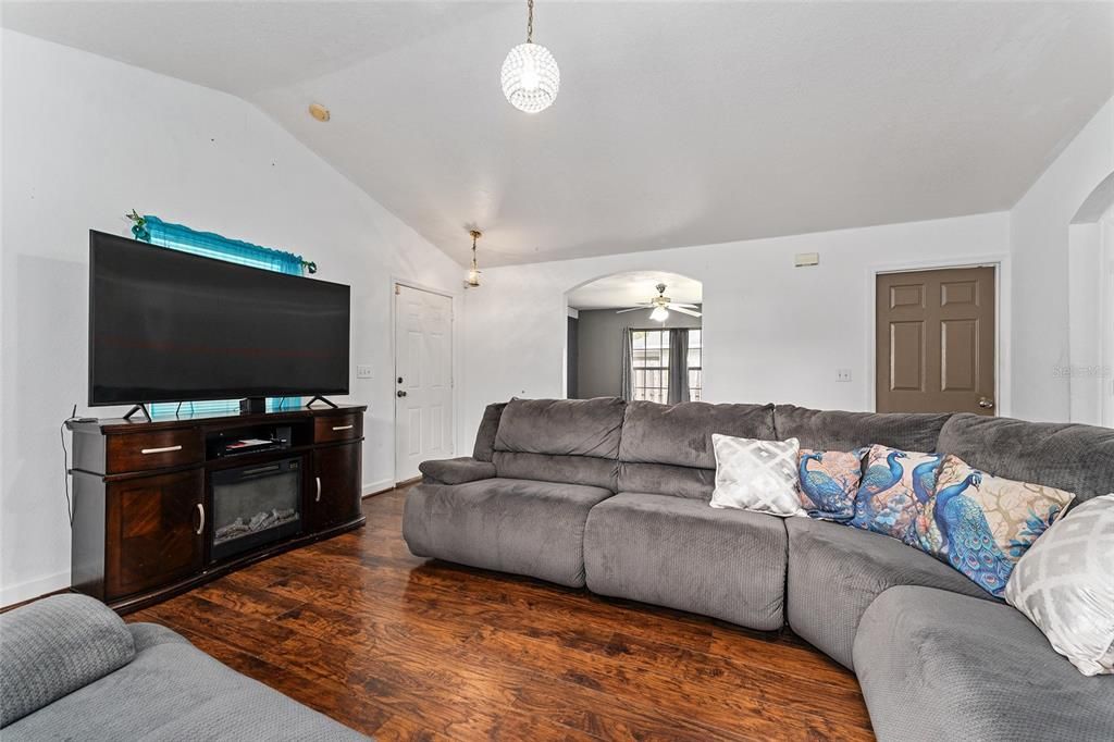 合同活跃: $180,000 (4 贝兹, 2 浴室, 1618 平方英尺)