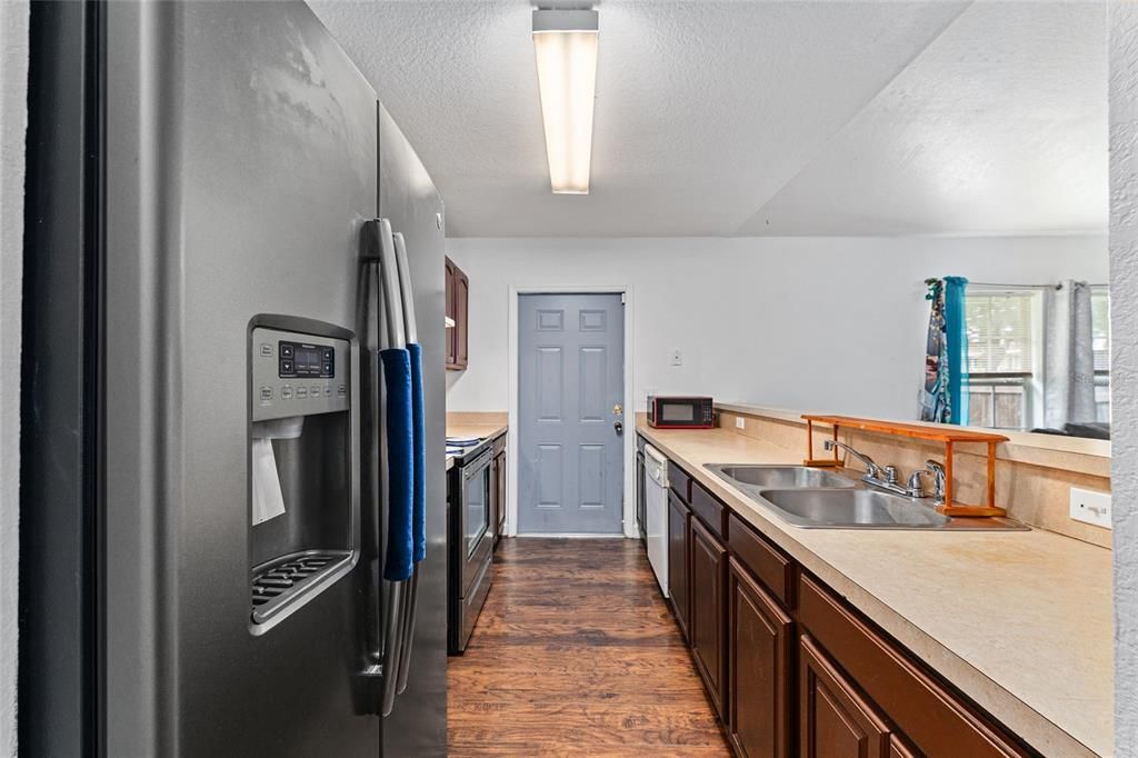 合同活跃: $180,000 (4 贝兹, 2 浴室, 1618 平方英尺)