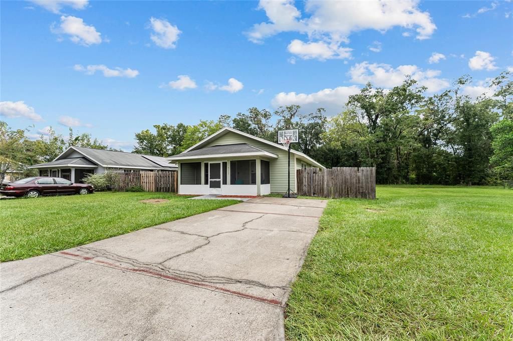 合同活跃: $180,000 (4 贝兹, 2 浴室, 1618 平方英尺)