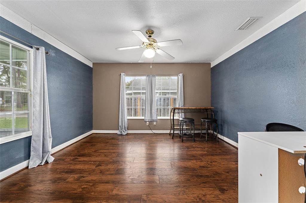 合同活跃: $180,000 (4 贝兹, 2 浴室, 1618 平方英尺)