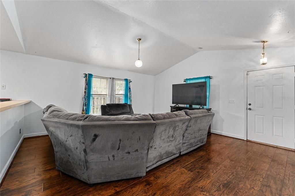 合同活跃: $180,000 (4 贝兹, 2 浴室, 1618 平方英尺)