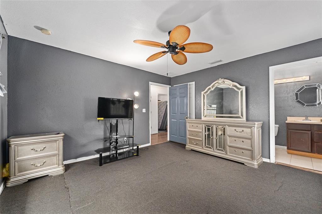 合同活跃: $180,000 (4 贝兹, 2 浴室, 1618 平方英尺)