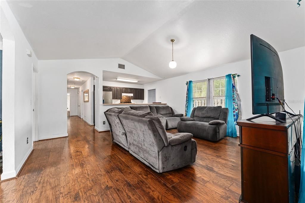 合同活跃: $180,000 (4 贝兹, 2 浴室, 1618 平方英尺)