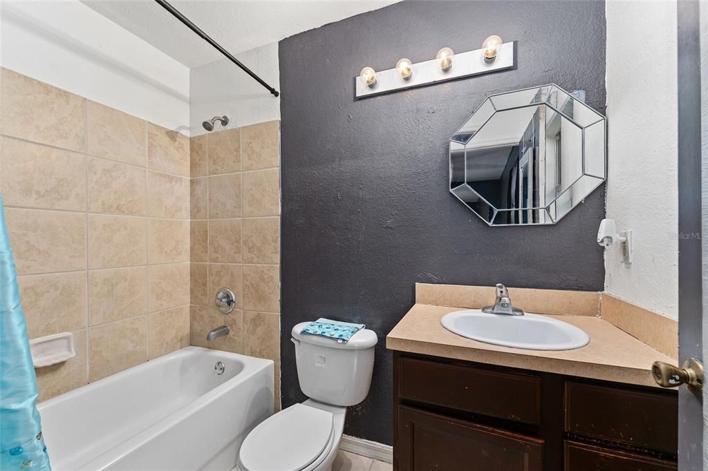 合同活跃: $180,000 (4 贝兹, 2 浴室, 1618 平方英尺)