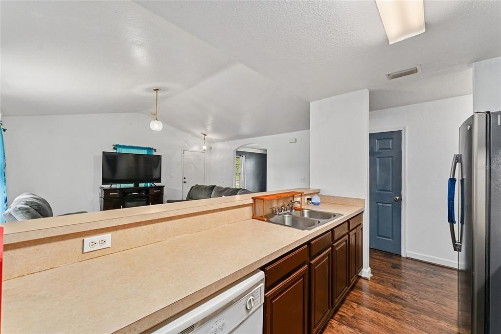 合同活跃: $180,000 (4 贝兹, 2 浴室, 1618 平方英尺)