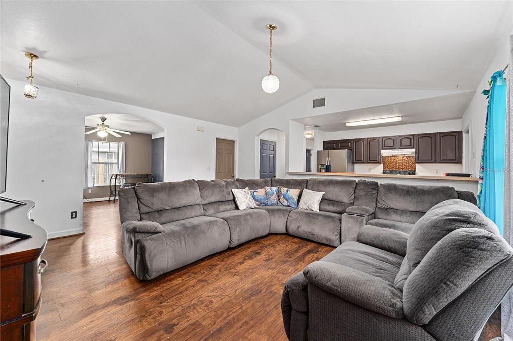 合同活跃: $180,000 (4 贝兹, 2 浴室, 1618 平方英尺)