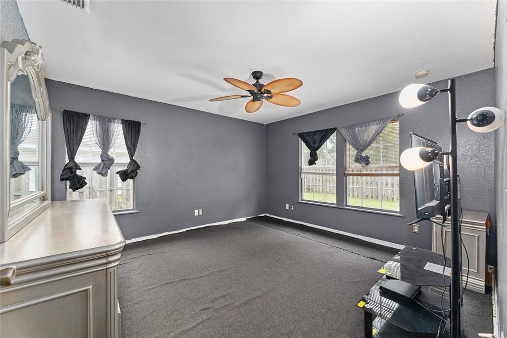 合同活跃: $180,000 (4 贝兹, 2 浴室, 1618 平方英尺)