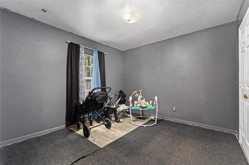 合同活跃: $180,000 (4 贝兹, 2 浴室, 1618 平方英尺)