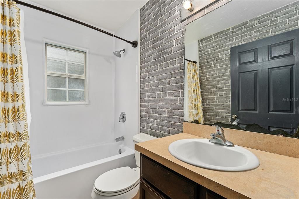 合同活跃: $180,000 (4 贝兹, 2 浴室, 1618 平方英尺)