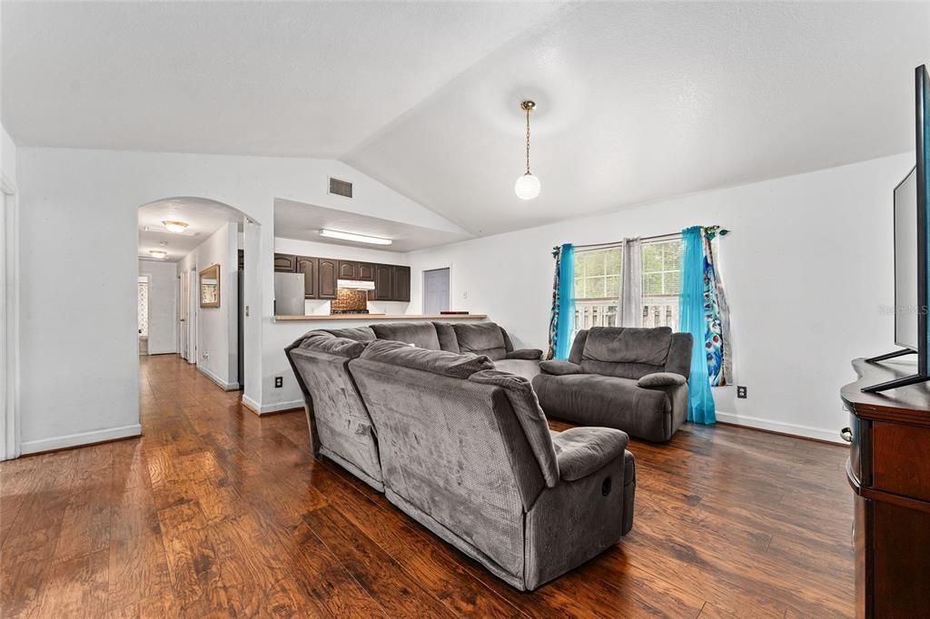 合同活跃: $180,000 (4 贝兹, 2 浴室, 1618 平方英尺)