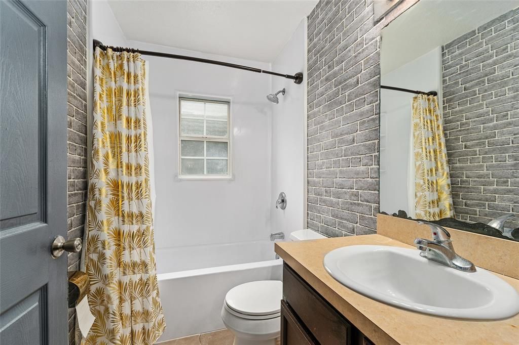 合同活跃: $180,000 (4 贝兹, 2 浴室, 1618 平方英尺)