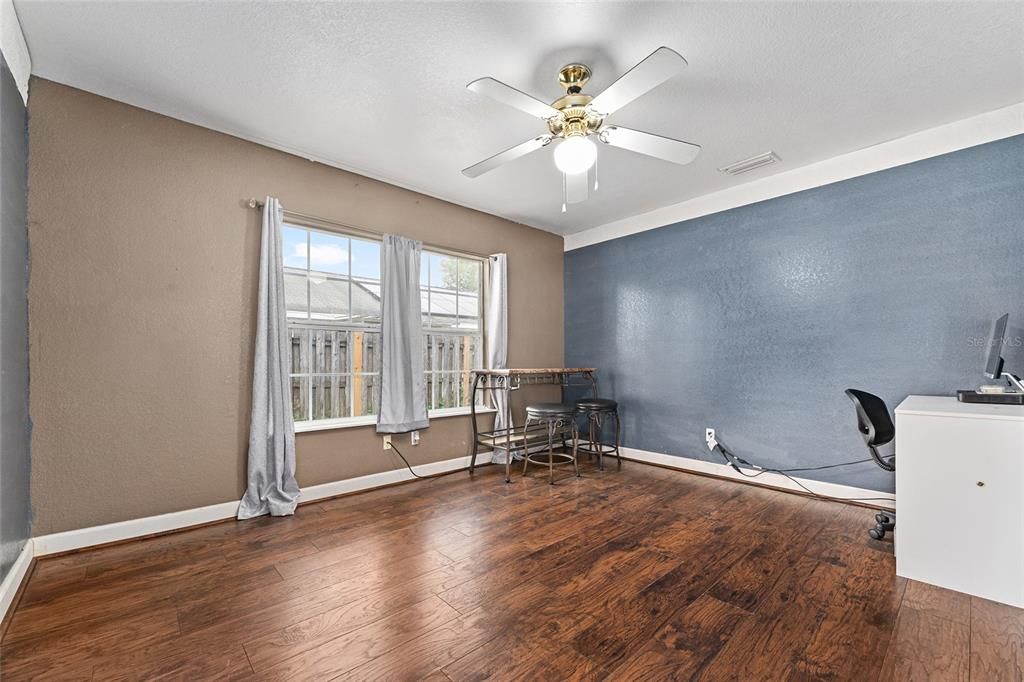 合同活跃: $180,000 (4 贝兹, 2 浴室, 1618 平方英尺)