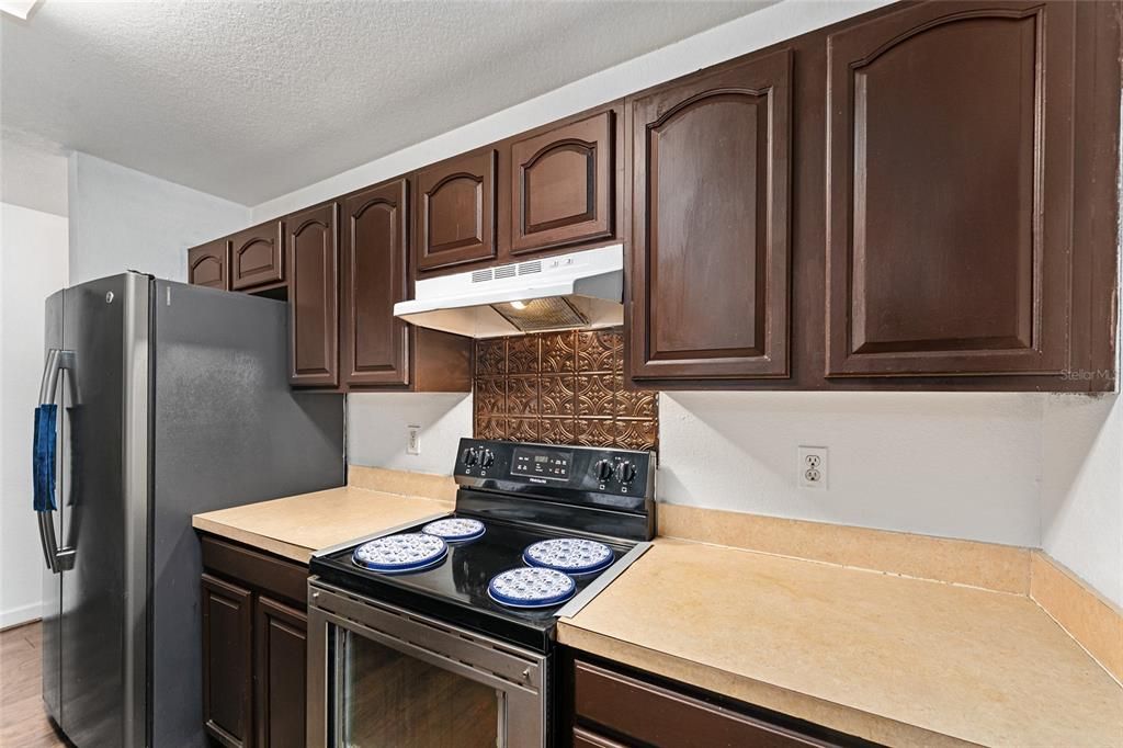 合同活跃: $180,000 (4 贝兹, 2 浴室, 1618 平方英尺)