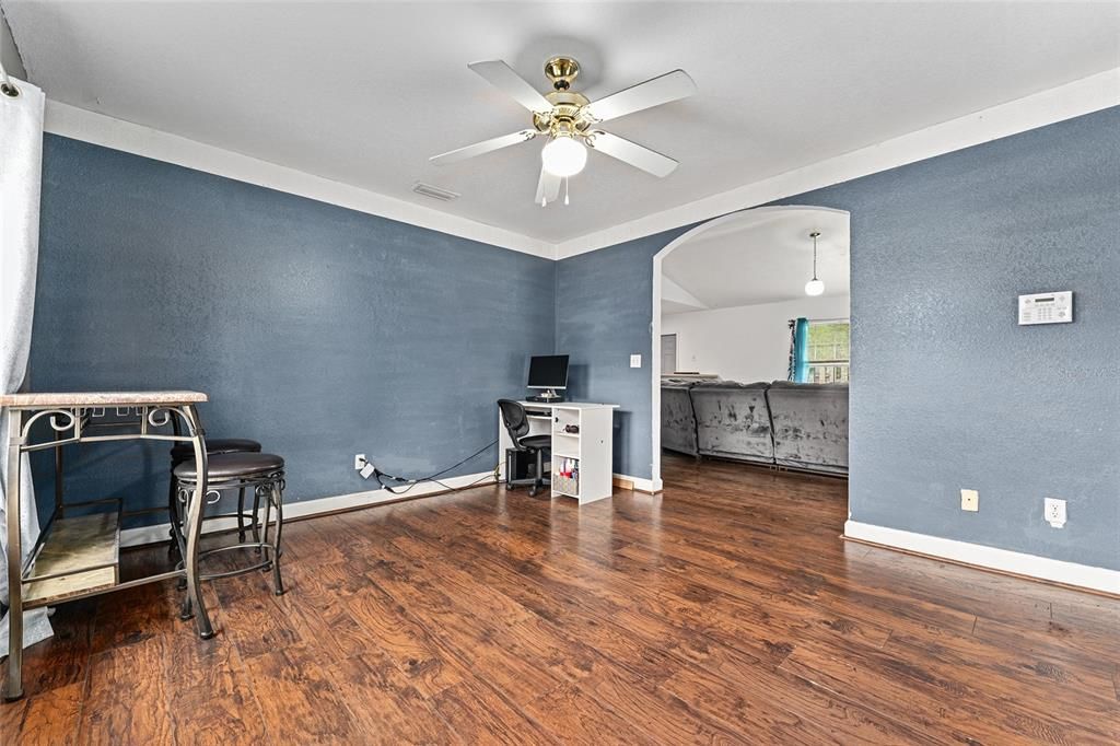 合同活跃: $180,000 (4 贝兹, 2 浴室, 1618 平方英尺)