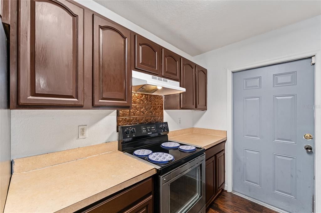 合同活跃: $180,000 (4 贝兹, 2 浴室, 1618 平方英尺)