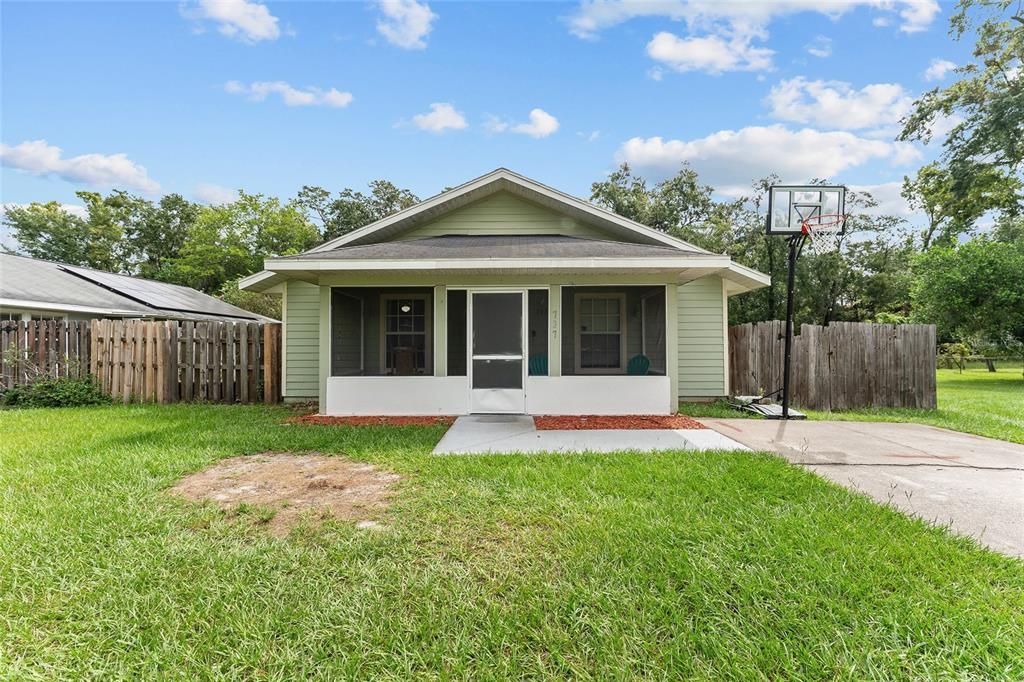 合同活跃: $180,000 (4 贝兹, 2 浴室, 1618 平方英尺)