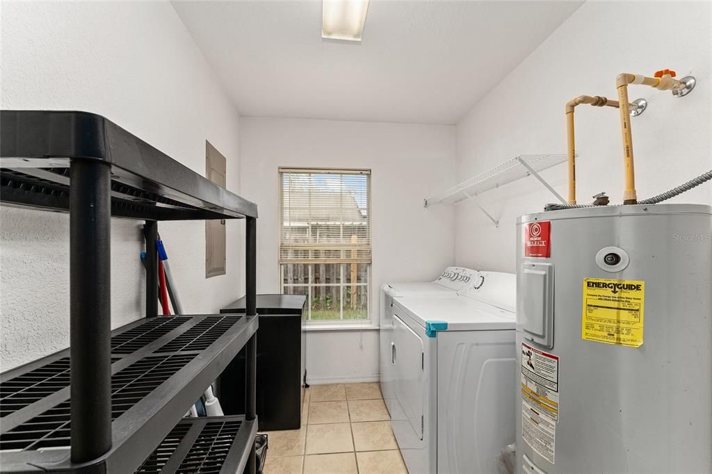 合同活跃: $180,000 (4 贝兹, 2 浴室, 1618 平方英尺)