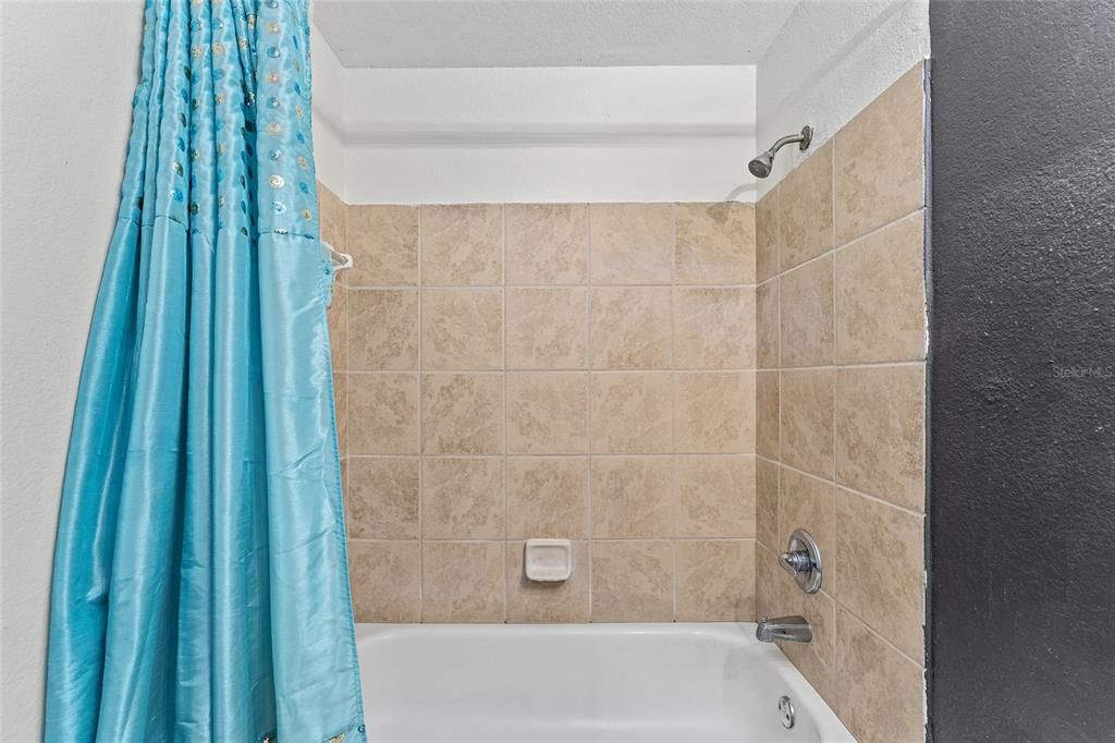 合同活跃: $180,000 (4 贝兹, 2 浴室, 1618 平方英尺)