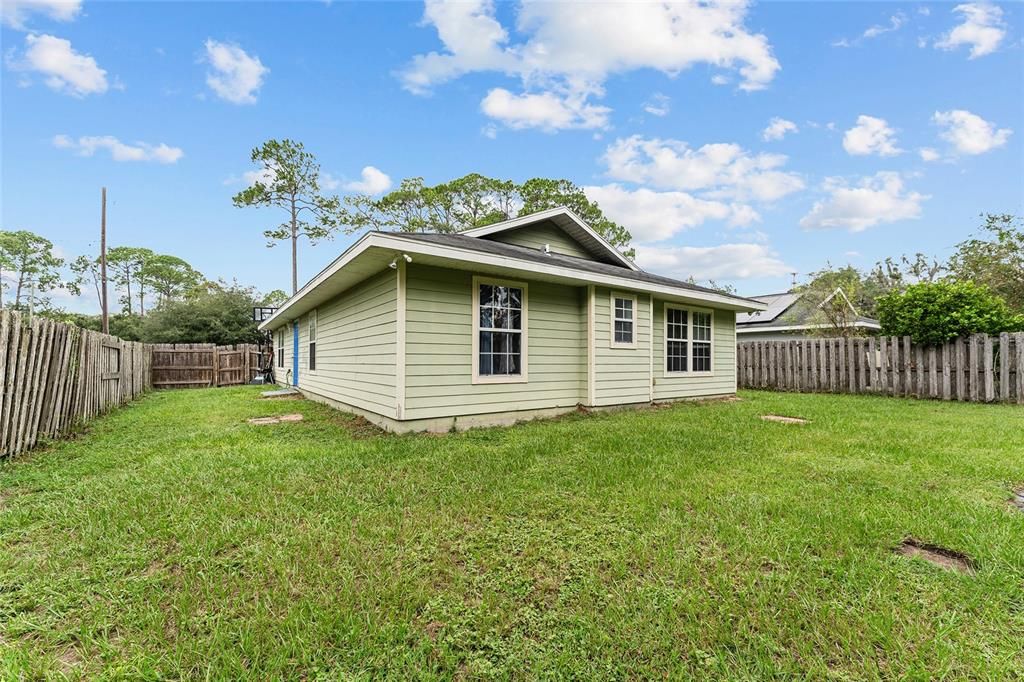 合同活跃: $180,000 (4 贝兹, 2 浴室, 1618 平方英尺)