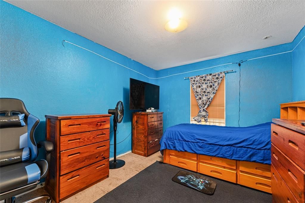 合同活跃: $180,000 (4 贝兹, 2 浴室, 1618 平方英尺)