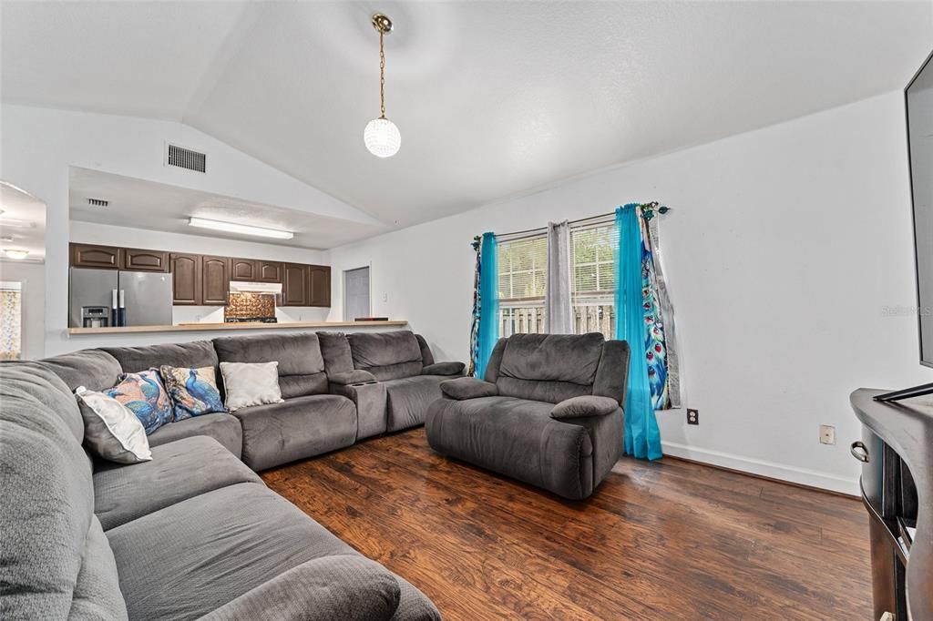 合同活跃: $180,000 (4 贝兹, 2 浴室, 1618 平方英尺)