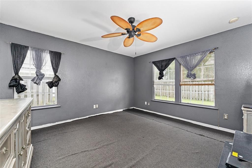 合同活跃: $180,000 (4 贝兹, 2 浴室, 1618 平方英尺)