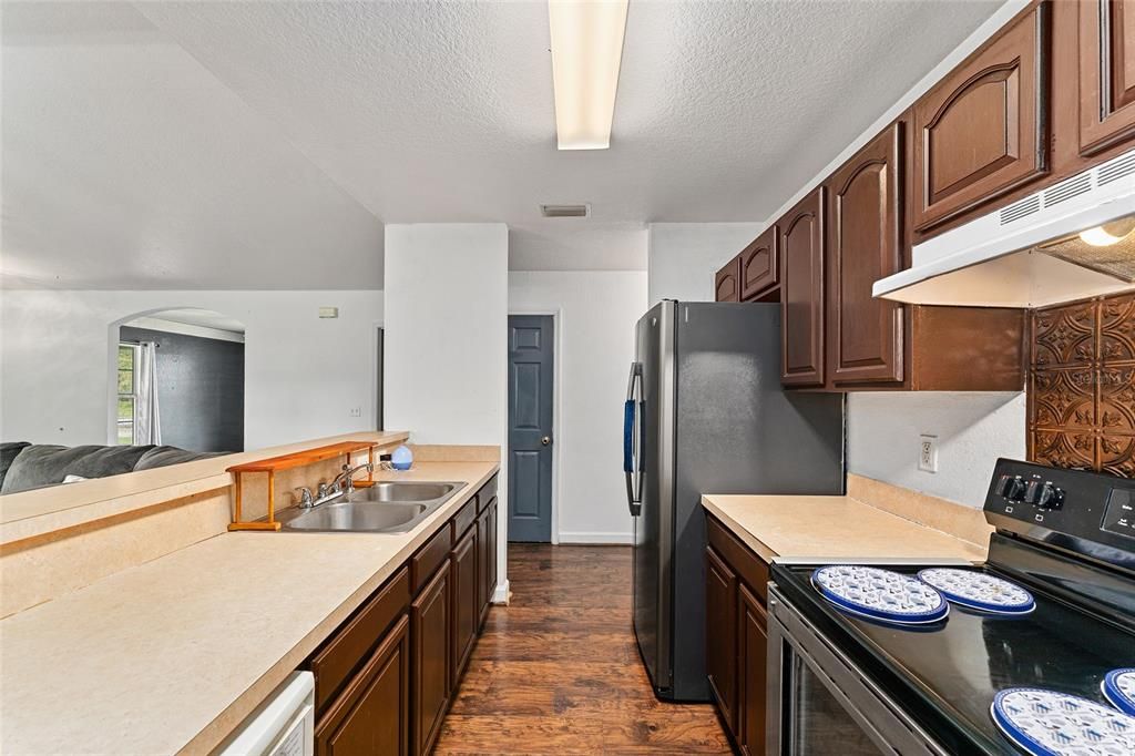 合同活跃: $180,000 (4 贝兹, 2 浴室, 1618 平方英尺)