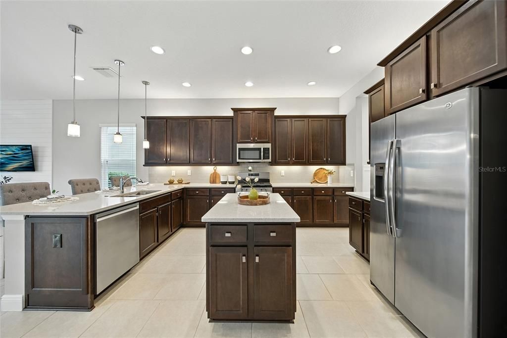 合同活跃: $825,000 (5 贝兹, 5 浴室, 4094 平方英尺)