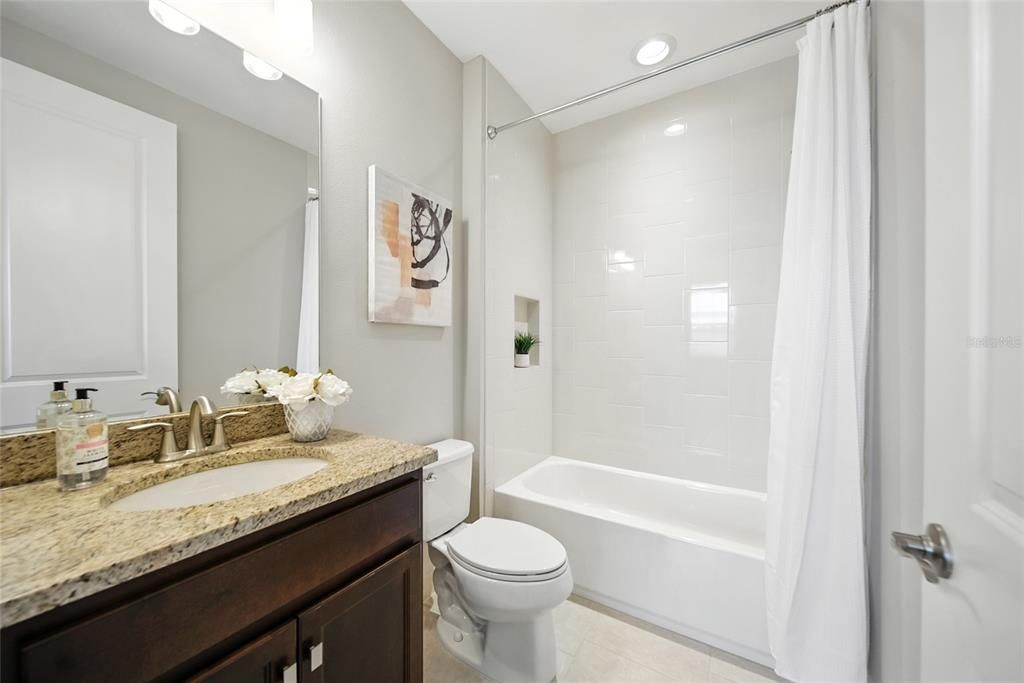 合同活跃: $825,000 (5 贝兹, 5 浴室, 4094 平方英尺)