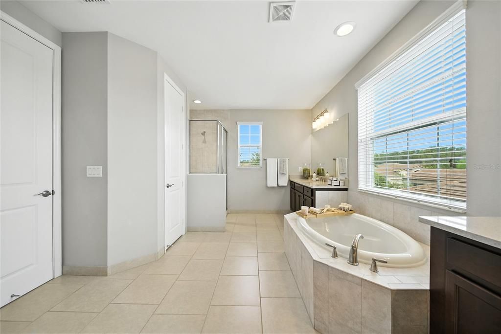 合同活跃: $825,000 (5 贝兹, 5 浴室, 4094 平方英尺)