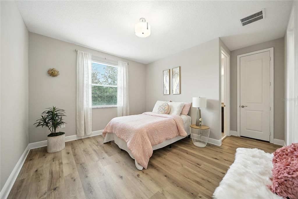 合同活跃: $825,000 (5 贝兹, 5 浴室, 4094 平方英尺)