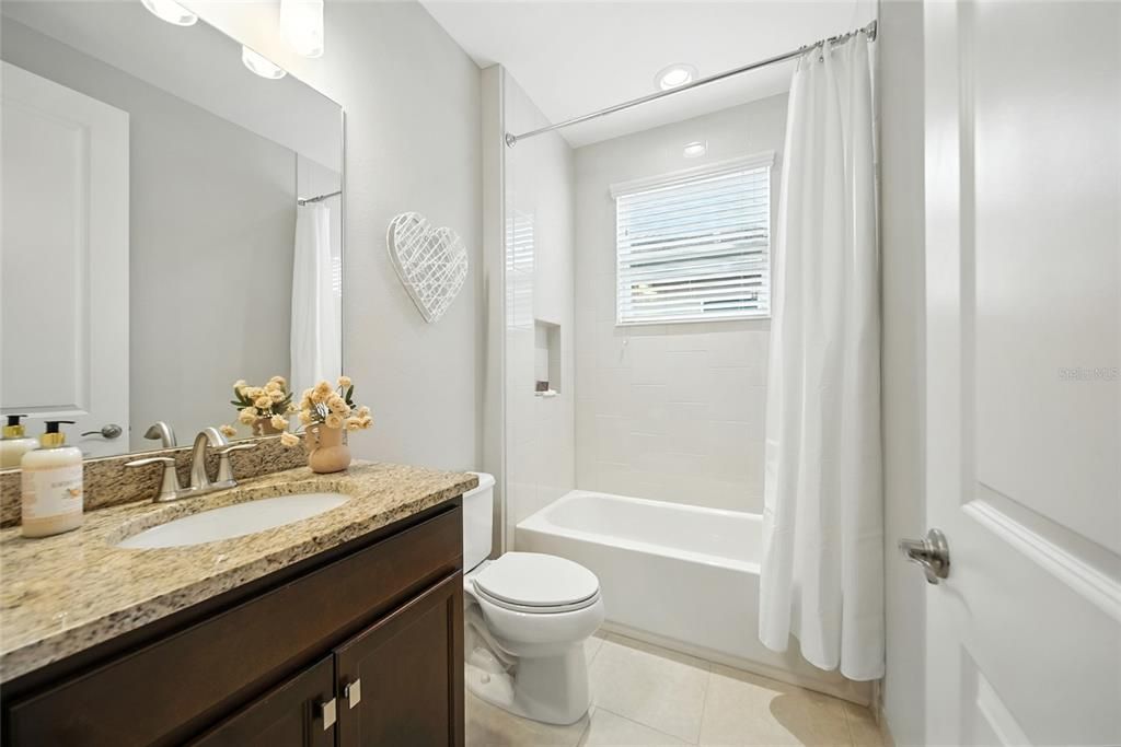 合同活跃: $825,000 (5 贝兹, 5 浴室, 4094 平方英尺)