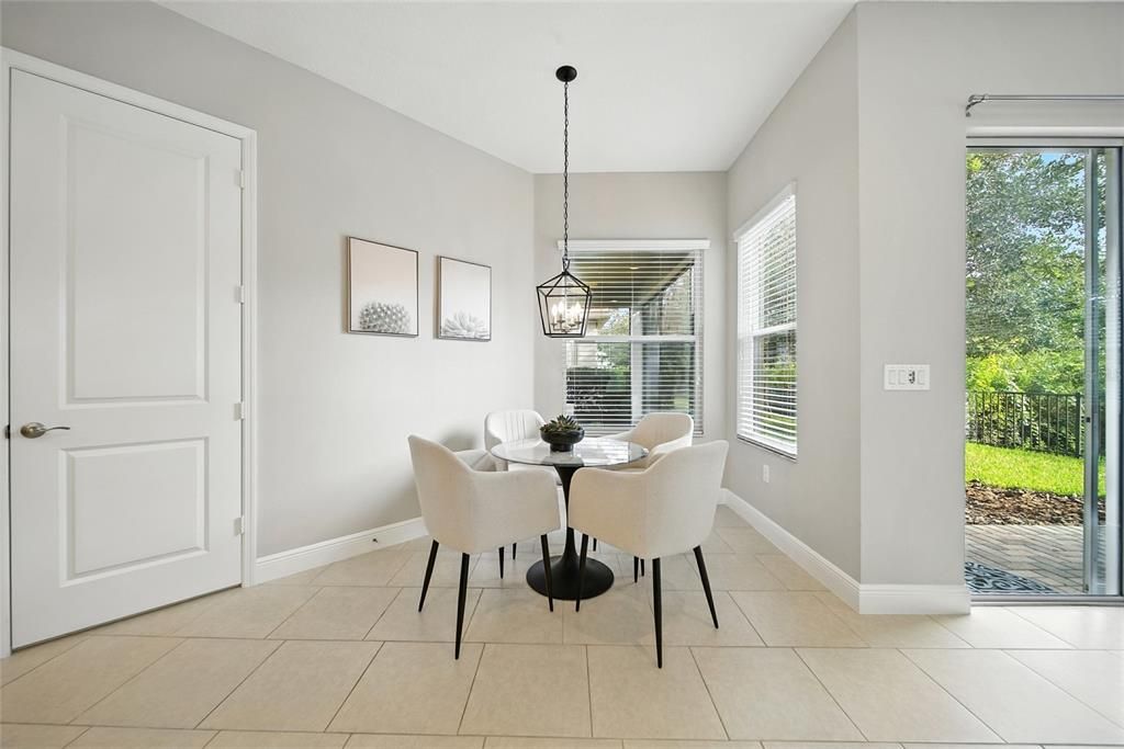 合同活跃: $825,000 (5 贝兹, 5 浴室, 4094 平方英尺)