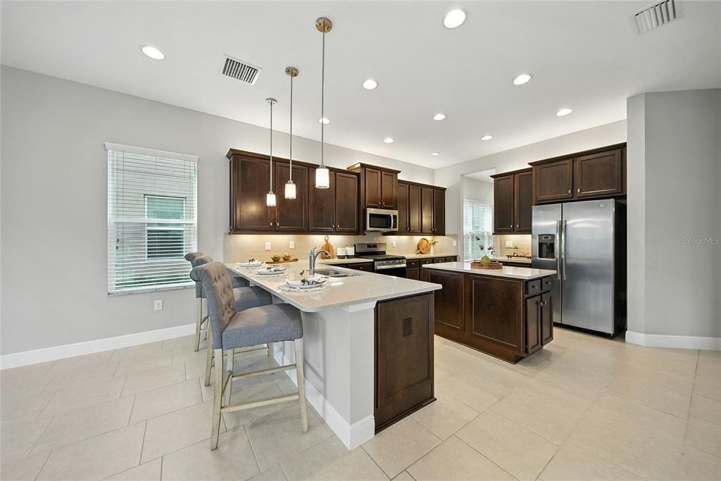 合同活跃: $825,000 (5 贝兹, 5 浴室, 4094 平方英尺)