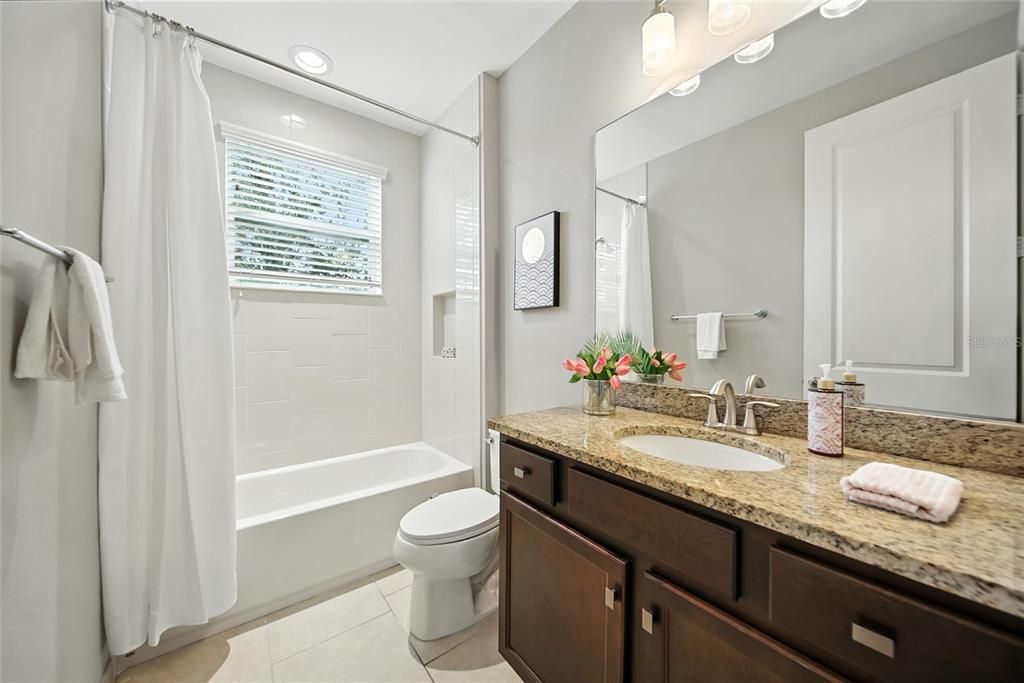 合同活跃: $825,000 (5 贝兹, 5 浴室, 4094 平方英尺)