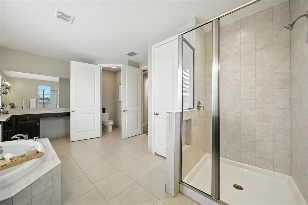 合同活跃: $825,000 (5 贝兹, 5 浴室, 4094 平方英尺)