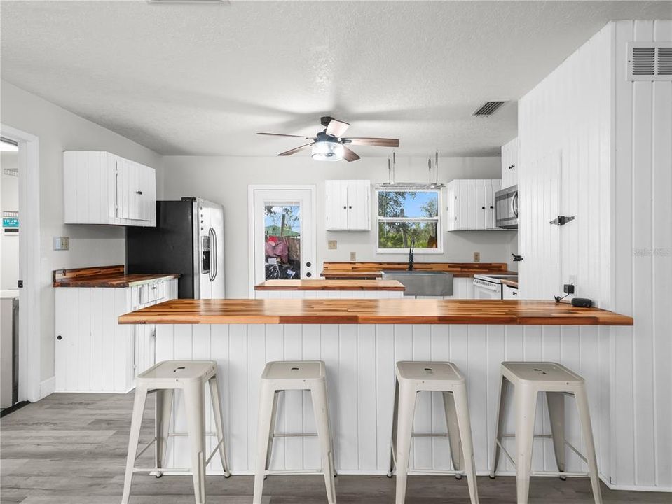 For Sale: $425,000 (3 beds, 2 baths, 1284 Square Feet)