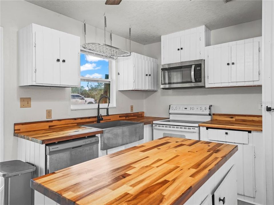 For Sale: $425,000 (3 beds, 2 baths, 1284 Square Feet)