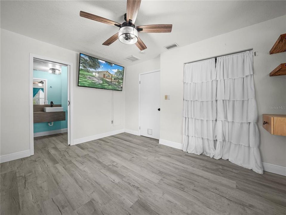 For Sale: $425,000 (3 beds, 2 baths, 1284 Square Feet)