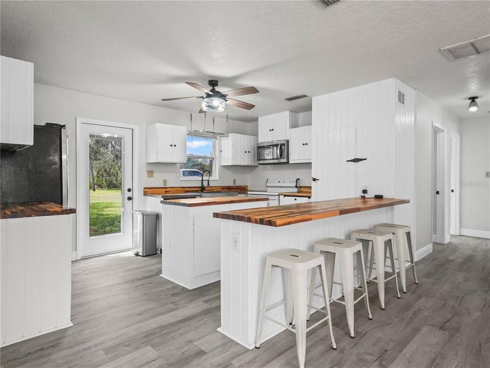 For Sale: $425,000 (3 beds, 2 baths, 1284 Square Feet)