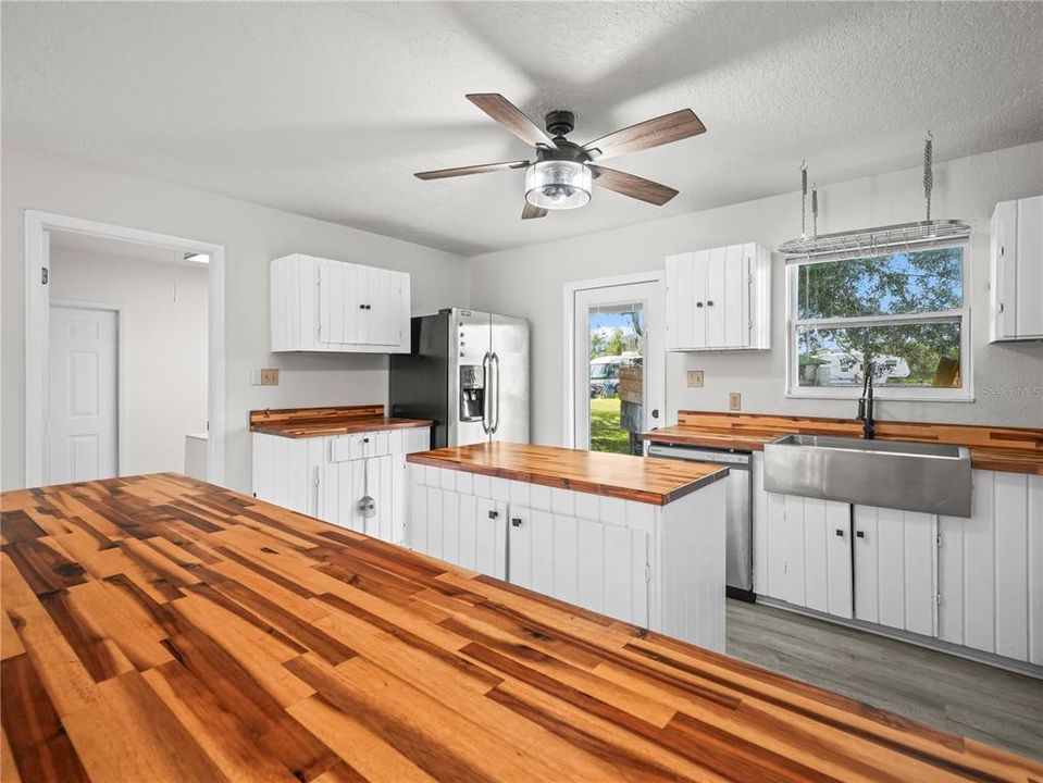 For Sale: $425,000 (3 beds, 2 baths, 1284 Square Feet)