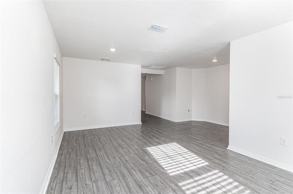 Activo con contrato: $294,900 (4 camas, 2 baños, 1851 Pies cuadrados)