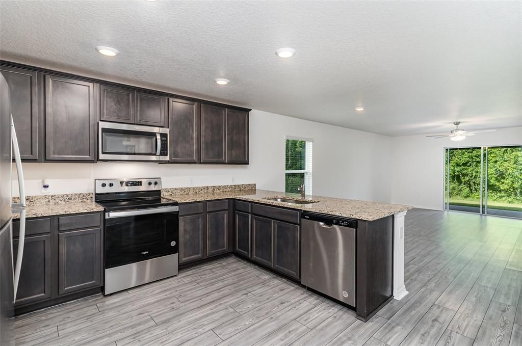 Activo con contrato: $294,900 (4 camas, 2 baños, 1851 Pies cuadrados)